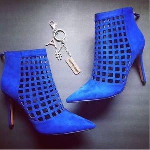 Aldo Lavinia perforated heeled booties size 9